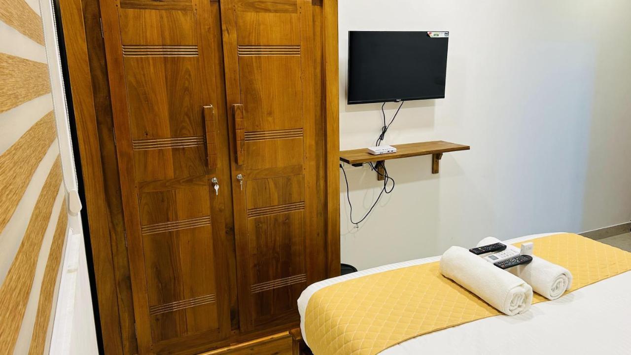 Emerald Inn Kochi Exterior photo